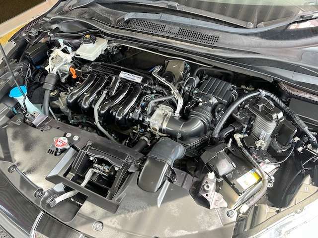 エンジンルームの状態もキレイで機関も良好です！当社では仕入時に90ヵ所以上の点検項目の確認や試乗も実施してます！問題のない車両を店頭にて販売しております！