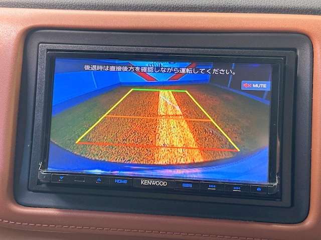 バックカメラがついて後方確認が簡単にできます！苦手としている車庫入れ等も安心して出来ますね！凄く需要の高い装備ですので、最初から付いていれば言う事なしですよね！？