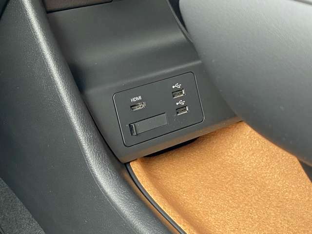 USB端子が差し込めるようになっています。ケーブルを接続することで車内での充電が可能に！