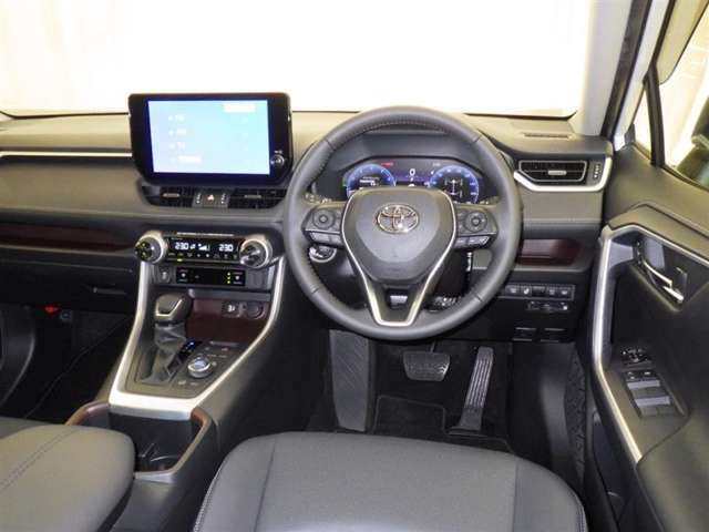 運転の際、常に目にする部分だけにシックで飽きのこないデザインが良いですね。