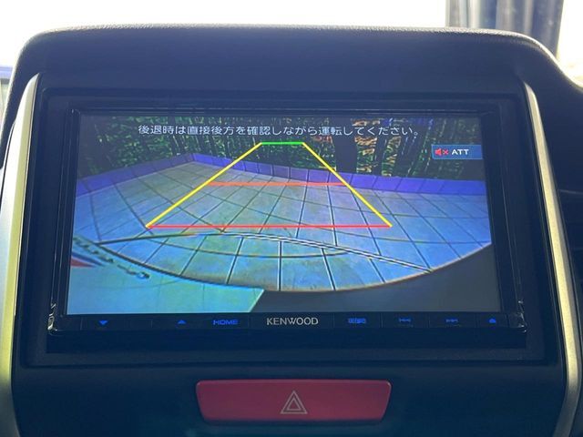 【バックカメラ】駐車時に後方がリアルタイム映像で確認できます。大型商業施設や立体駐車場での駐車時や、夜間のバック時に大活躍！運転スキルに関わらず、今や必須となった装備のひとつです！