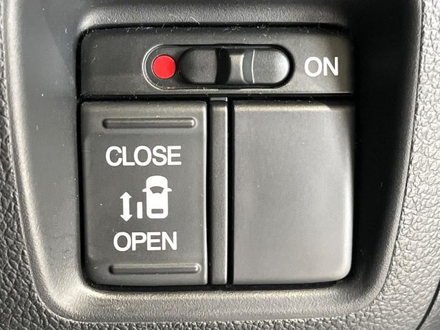 【パワースライドドア】スマートキーや運転席のスイッチでスライドドアの開閉が可能♪電動だから力を入れてドアを開ける必要が無く、小さいお子様でも、重い荷物を持っている時もラクに開け閉めできます♪