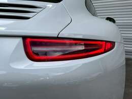 室内は使用感も少なく心地良い禁煙の室内は高級感漂うアルカンターラルーフライニングにブラックレザーインテリアの組み合わせ！！