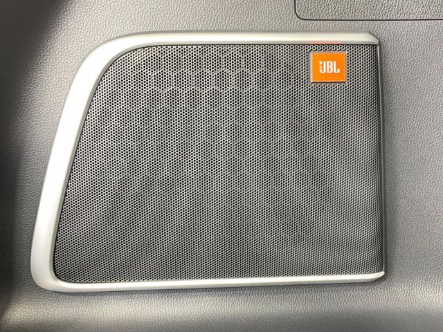 【JBLサウンドシステム】メーカーオプションの高品位サウンドシステムを搭載。専用のチューニングが施された大小様々なスピーカーから良質なサウンドが奏でられ、臨場感あふれる音響空間を演出します。