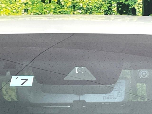【トヨタセーフティセンス】走行中に前方の車両等を認識し、衝突しそうな時は警報とブレーキで衝突回避と被害軽減をアシスト。より安全にドライブをお楽しみいただけます。