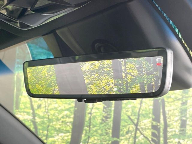 【デジタルインナーミラー】後席の大きな荷物や同乗者で後方が確認しづらい時でも安心！カメラが撮影した車両後方の映像をルームミラー内に表示。クリアな視界で状況の確認が可能です！