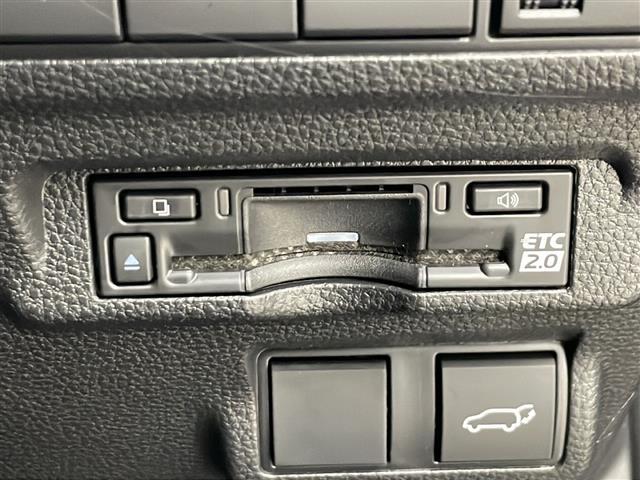 【ETC】有料道路を利用する際に料金所で停止することなく通過できる、ETC車載器（ノンストップ自動料金収受システム機器）が装備されています。セットアップを行うことで利用可能になります。