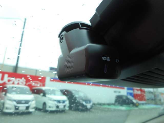ドライブレコーダーはフロント＆リヤ画像を録画、万が一の時でも安心です。