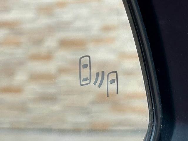【ブラインドスポットモニター（BSM）】車線変更時に車両後方から来る車両を検知し安全をサポートする装置です。