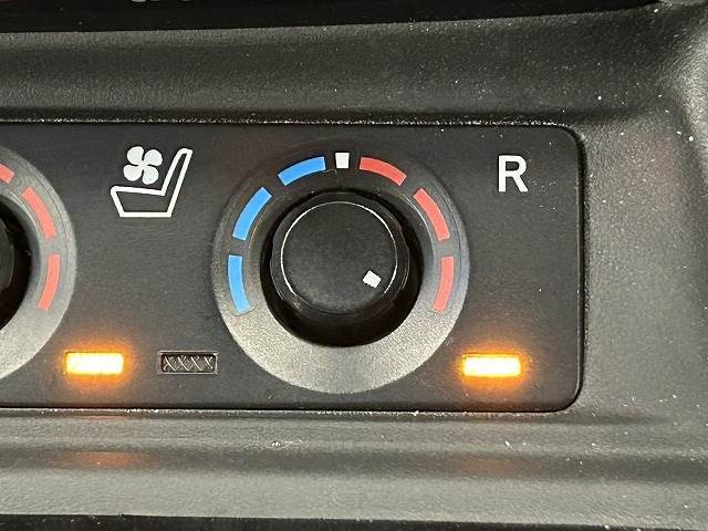 【シートヒーター＆シートクーラー】高級車にふさわしい快適装備で、夏場は座面から涼しい風が、冬場は身体の芯からポカポカになりますね。