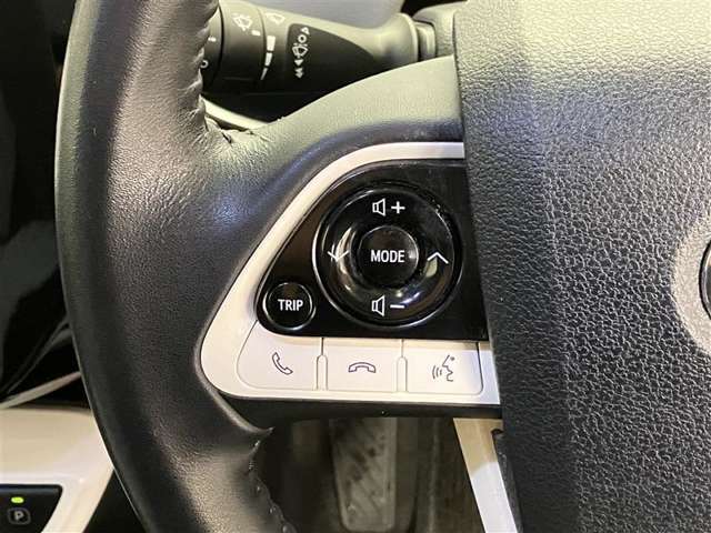 運転中、オーディオの操作をしてて、ハッとしたことはありませんか？ステアリングスイッチは、運転中でもハンドルでオーディオの操作が可能です。安全なドライブをサポートします。