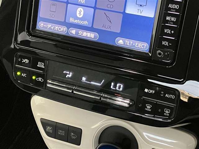 オートエアコンは温度を設定するだけで、自動で風量などを設定してくれます。運転しながら操作も必要ないので、安全性も向上します。
