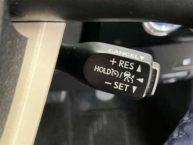 前方の車との車間を設定し、スピードを上げたり緩めたりを自動で行ってくれる追尾式の「レーダークルーズ」。上級装備の一つです！高級車にしかつかない嬉しい機能です。