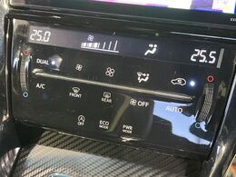 【オートエアコン】一度お好みの温度に設定すれば、車内の温度を検知し風量や温度を自動で調整。暑い…寒い…と何度もスイッチ操作をする必要はありません。快適な車内空間には必須の機能ですね♪