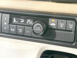 【オートエアコン】一度お好みの温度に設定すれば、車内の温度を検知し風量や温度を自動で調整。暑い…寒い…と何度もスイッチ操作をする必要はありません。快適な車内空間には必須の機能ですね♪