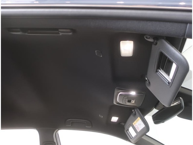サンバイザーには、バニティーミラー付いてます。照明も付いていて便利です。
