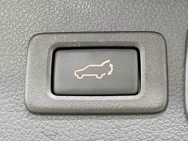 【電動リアゲート】装備しております。両手が塞がた状態からワンタッチでリアゲートを開閉出来る便利なオプションです。