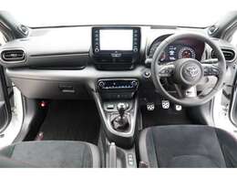 すっきりまとめられた視認性の良いインパネ周り。操作スイッチも使用しやすい位置に配置されています。