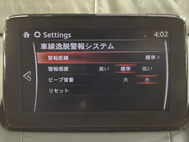 ハンドル操作をアシストすることにより車線からの逸脱回避を支援します。