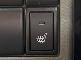 【シートヒーター】寒い日に重宝するシートヒーター！エアコンより早く温まってくれるので寒がりの人も安心ですね♪エアコンの温風は乾燥するから苦手、という方にもをおすすめです。