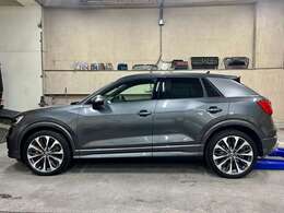 SQ2には専用のマットチタングレーのCピラートリムが採用されノーマルQ2との差別化が図られている◎オプションのAUDIリングスフィルムや『AudiSports』ロゴ入のフロアマット等さり気ない拘り！！