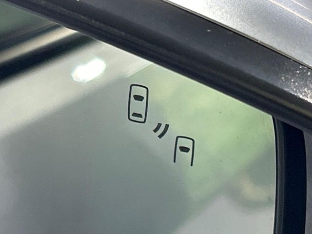 【リヤビークルディティクション】走行中、ドアミラーの死角になりやすい箇所に後続車が接近するとサイドミラー付近に警告を表示、ドライバーに注意喚起と、万一の際はハンドル操作をアシストをします。