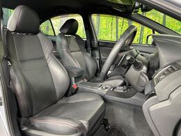 【黒革シート】上質な本革を使用し、高級感あふれる黒革シート。常に体に触れる部分だから、座り心地の良さにはこだわりたいですね♪汚れの付着や劣化を抑制する内装コーティング施工もおススメですよ♪