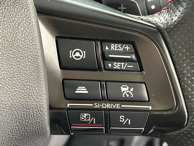 【全車速追従機能付クルーズコントロール】高速道路での長距離走行が楽に！！自動で速度を保つクルーズコントロールが、衝突軽減システムと連携し、前方の車両を感知して車間を保つように速度調節してくれます！！