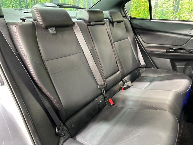 後部座席も気になるようなキズ・汚れやへたり等、大きなダメージはなく、良好な状態です。