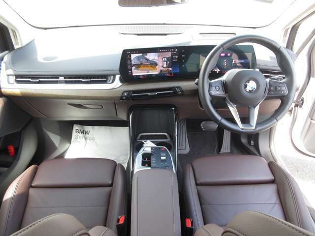 インパネ全体がやや運転席の方へ傾いているので操作しやすく直感でボタンを押せる配置に作られております。