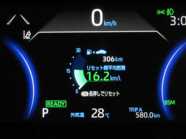 ディスプレイには、平均燃費、外気温、航続可能距離などの情報が表示されます。