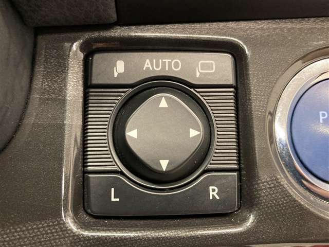 電動ドアミラー調整を運転席から操作可能です。