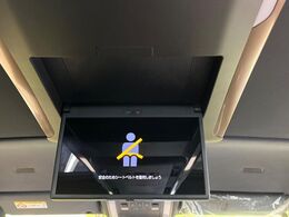【フリップダウンモニター】大画面モニターで後席でもエンタメをお楽しみいただけます。小さなお子様にも大人気の装備です♪