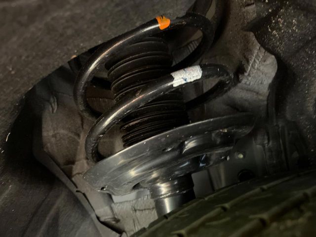 お車を安心してお乗りいただく為には、足回りの定期点検が欠かせません。サービスサポート（有償保証）では無料点検もご提供しており、安心のカーライフをお過ごしいただけるサポート体制が整っています。
