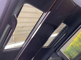 【ガラスルーフ】ガラスルーフ搭載で車内の解放感が一気にアップ！開放的なドライブをお楽しみいただけます。