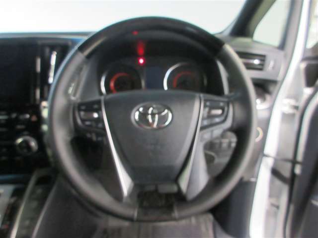 ステアリングスイッチステアリングから手を放さず、運転をしながらさまざまな操作が行えます。