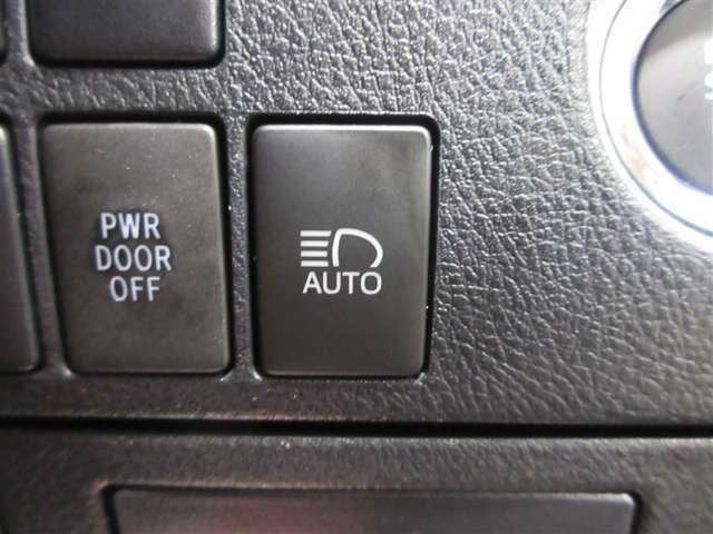 オートマチックハイビームとは、先行車や対向車のライトを認識し、ハイビームとロービームを自動で切り替える機能です。夜道の視界を確保します。詳細は販売店スタッフまでおたずねください。