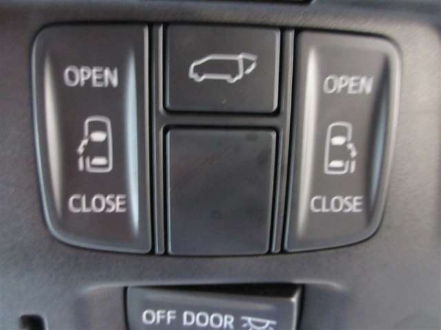 両側パワースライドドア付きだから、狭い駐車スペースなどでの 乗り降りラクラク！小さなお子さまのいるご家庭には嬉しい装備。