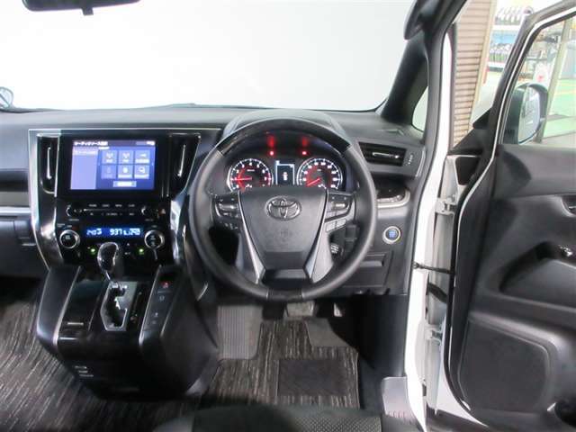 高いアイポイントと広いガラスエリアで運転のしやすさはバツグンです。