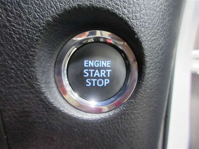 スマートキーを携帯していればキーを取り出さずにドアを施錠＆解錠。クルマの始動も可能です。