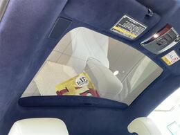 こちら天井の写真になります。特に目立つ汚れ等ありません。ご安心ください。天井が広いと圧迫感がなく、ストレスを感じず運転することができます。別途、室内クリーニングメニューもご用意しております。