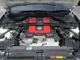 専用チューニングエンジン・専用エンジンカバー・専用ストラットタワーバー（nismoロゴ入り）