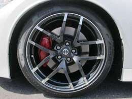 専用レイズ製アルミ鍛造ホイール（フロント：245/40R19 94W・リヤ：285/35R19 99W）