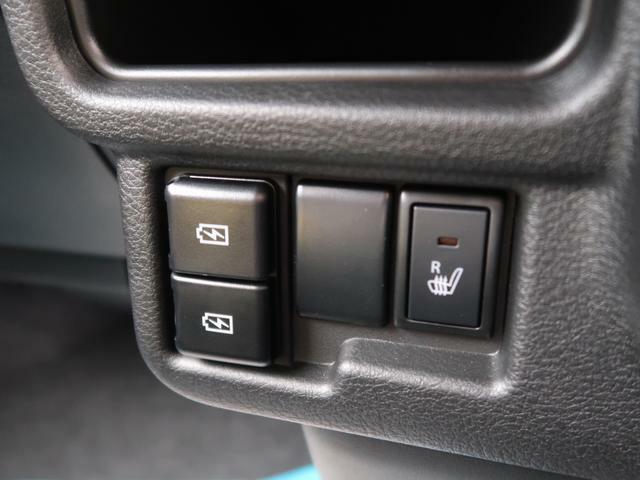 USBの充電ソケット付いてます！！スマートフォンの充電も安心です！運転席側にはシートヒーターも付いてます！！寒い時期の運転も快適です！