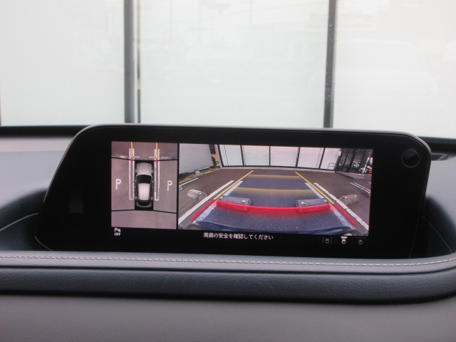 360°ビューモニター＆フロントパーキングセンサーを装備。車両の前後左右に備えた4つのカメラを活用し、車両を上から俯瞰したような映像を表示し駐車やすれ違いなどでの運転をサポートします