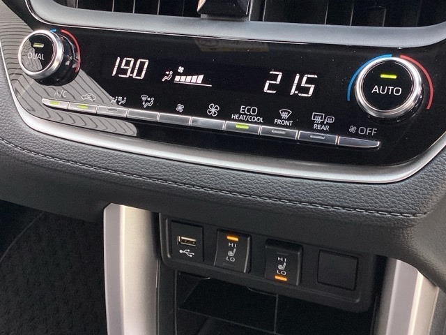 デュアルフルオートエアコンでず。運転席と助手席でエアコンの設定温度を変更できます。