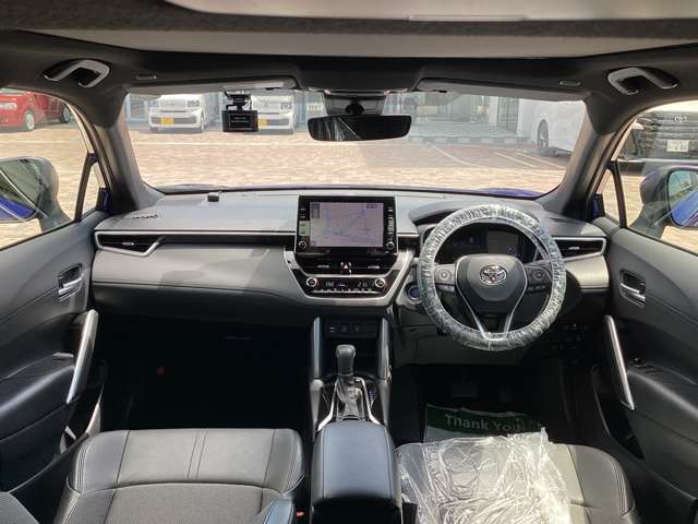 運転席周りです。カップホルダーや小物の収納などは必須ですよね！！使い勝手の良いつくりになっております！！