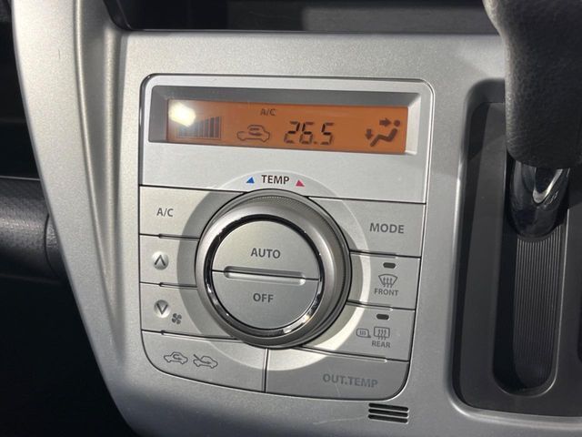 【オートエアコン】一度お好みの温度に設定すれば、車内の温度を検知し風量や温度を自動で調整。暑い…寒い…と何度もスイッチ操作をする必要はありません。快適な車内空間には必須の機能ですね♪