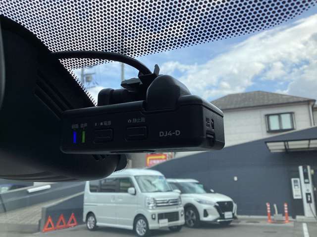 ドライブレコーダーは、車の運転中に前方の映像を記録する装置です。万が一の事故の際に、状況を記録して証拠として利用することができます。