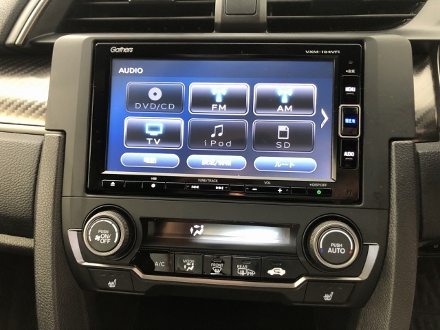 フルオートエアコンが装備されています！更に運転席・助手席にはシートヒーター装備！ナビ機能だけでなく、Bluetooth、フルセグテレビ、DVDとCD再生など、オーディオ機能がついています。